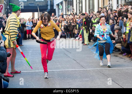 London,UK. 17 février 2015. Course d'équipes avec des poêles à frire dans une course de crêpes sur Mardi Gras à recueillir des fonds pour des organismes de bienfaisance et à Londres Air Ambulance Crédit : amer ghazzal/Alamy Live News Banque D'Images