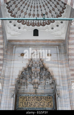 ISTANBUL, Turquie / Türkiye — dédiée à Suleiman le magnifique (ou Suleiman I), le sultan ottoman ayant régné le plus longtemps (1520-1566), la mosquée Süleymaniye se dresse en bonne place sur la troisième colline d'Istanbul et est considérée comme la mosquée la plus importante de la ville. Il a été achevé en 1558. Banque D'Images