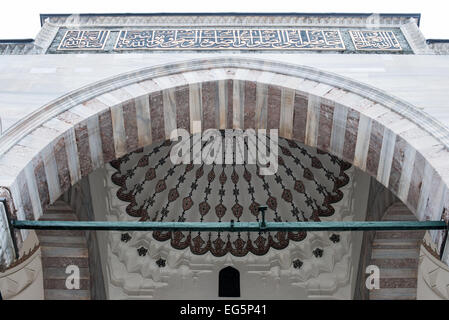 ISTANBUL, Turquie / Türkiye — la cour de la mosquée Suleymaniye à Istanbul. Dédiée à Suleiman le magnifique (ou Suleiman I), le sultan ottoman ayant régné le plus longtemps (1520-1566), la mosquée Süleymaniye se dresse en bonne place sur la troisième colline d'Istanbul et est considérée comme la mosquée la plus importante de la ville. Il a été achevé en 1558. Banque D'Images