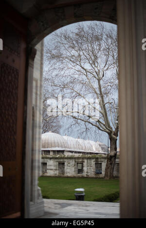 Mosquée Suleymaniye Courtyard Arches and Domes Istanbul // ISTANBUL, Turquie — les arches et les dômes de la cour intérieure de la mosquée Suleymaniye présentent une architecture ottomane classique. Le portique couvert présente des colonnes de marbre soutenant une série d'arcs pointus et de petits dômes. Cet espace de transition, connu sous le nom de dernier portique de congrégation, a été conçu par le maître architecte Mimar Sinan. Banque D'Images