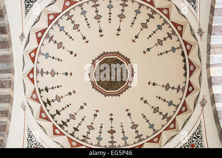 ISTANBUL, Turquie / Türkiye — peintures décoratives ornées et calligraphie ornent les dômes intérieurs de la mosquée Suleymaniye. Les motifs complexes combinent des motifs géométriques, des motifs floraux et la calligraphie islamique dans le style ottoman classique. Achevés en 1558, ces éléments décoratifs témoignent du raffinement artistique réalisé sous le règne du sultan Suleiman. Banque D'Images