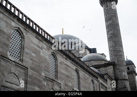 ISTANBUL, Turquie — dédiée à Suleiman la magnifique (ou Suleiman I), le plus ancien sultan ottoman régnant (1520-1566), la mosquée Süleymaniye est bien visible sur la troisième colline d'Istanbul et est considérée comme la plus importante mosquée de la ville. Il a été achevé en 1558. Banque D'Images