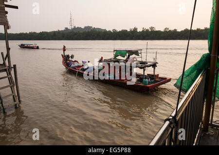 Bateaux traditionnels malais sur la rivière à Kuala Selangor, Malaisie. Banque D'Images