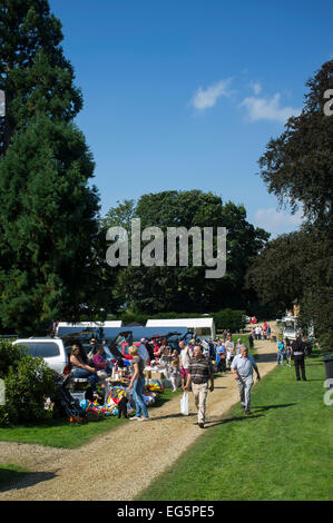 Car Boot Sale lors d'une foire d'été anglais. Banque D'Images