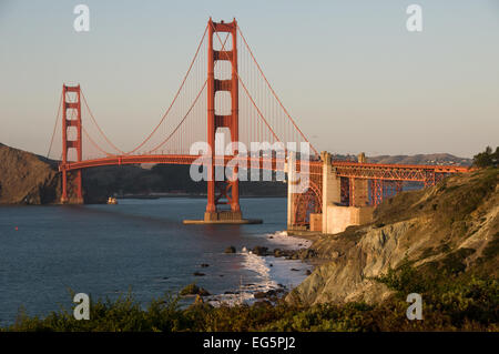 Le Golden Gate Bridge depuis Presidio/Baker's Beach. Banque D'Images