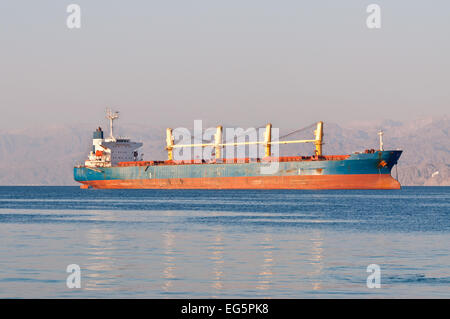 Transporteur de vrac Cargo ancré à Eilat en rouge golfe d'Aqaba Banque D'Images