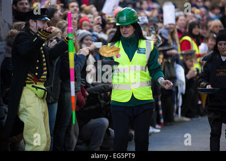 La grande course de crêpes Spitalfields 2015. L'événement annuel a lieu le mardi gras, afin de recueillir des fonds pour le London Air Ambulance basé au Royal London Hospital à Whitechapel, Londres. Banque D'Images