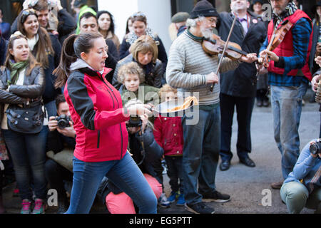 La grande course de crêpes Spitalfields 2015. L'événement annuel a lieu le mardi gras, afin de recueillir des fonds pour le London Air Ambulance basé au Royal London Hospital à Whitechapel, Londres. Banque D'Images