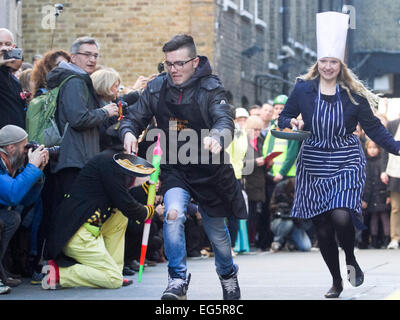 London,UK. 17 février 2015. Course d'équipes avec des poêles à frire dans une course de crêpes sur Mardi Gras à recueillir des fonds pour des organismes de bienfaisance et à Londres Air Ambulance Crédit : amer ghazzal/Alamy Live News Banque D'Images