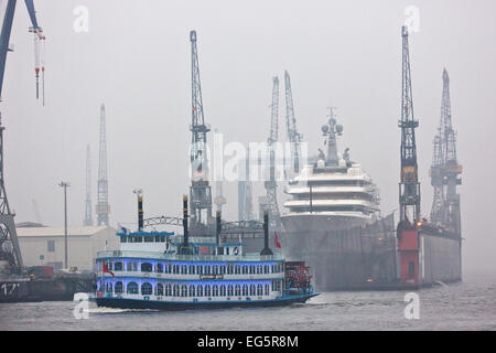 Hambourg, Allemagne. Feb 17, 2015. Le milliardaire russe Roman Abramovich's 'Eclipse' yacht amarré au quai 10 au chantier naval Blohm Voss à Hambourg, Allemagne, 17 février 2015. Photo : CHRISTIAN CHARISIUS/dpa/Alamy Live News Banque D'Images