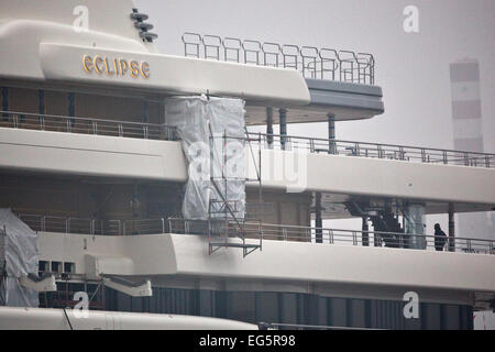 Hambourg, Allemagne. Feb 17, 2015. Installer des échafaudages de travailleurs sur le pont du milliardaire russe Roman Abramovich's mega yacht de 'Eclipse, ' amarré au quai 10 au chantier naval Blohm Voss à Hambourg, Allemagne, 17 février 2015. Photo : CHRISTIAN CHARISIUS/dpa/Alamy Live News Banque D'Images