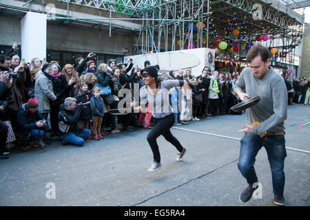 London,UK. 17 février 2015. Course d'équipes avec des poêles à frire dans une course de crêpes sur Mardi Gras à recueillir des fonds pour des organismes de bienfaisance et à Londres Air Ambulance Crédit : amer ghazzal/Alamy Live News Banque D'Images