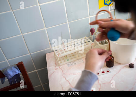 Travailleur de la santé prise de sang pour sang dans l'hôpital militaire, l'Ukraine. Lors de conflits entre les hôpitaux militaires surchargé pour plus de 30  %. La plupart des cliniques de travailler avec d'anciennes républiques de l'équipement médical, et le manque de machines modernes comme tomographe. 16 de février. Photo par Oleksandr Rupeta Banque D'Images