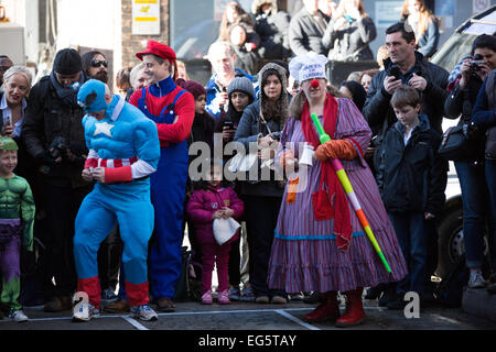 La grande course de crêpes Spitalfields 2015. L'événement annuel a lieu le mardi gras, afin de recueillir des fonds pour le London Air Ambulance basé au Royal London Hospital à Whitechapel, Londres. Banque D'Images