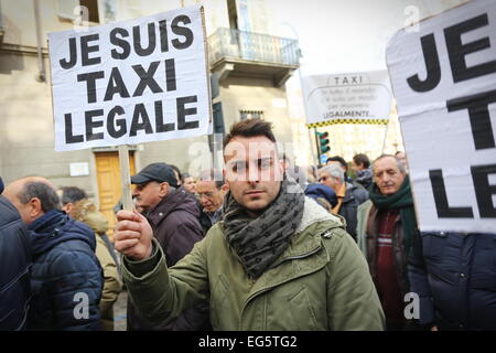 Chauffeur de taxi italien protester contre l'application Uber à Turin (Italie) Banque D'Images