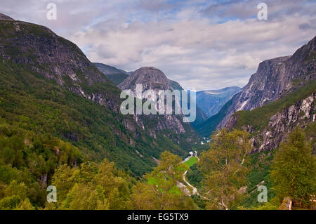 Vue sur vallée Naeroydalen Banque D'Images