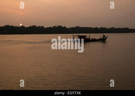 Bateaux traditionnels malais sur la rivière à Kuala Selangor, Malaisie. Banque D'Images