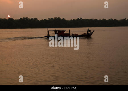 Bateaux traditionnels malais sur la rivière à Kuala Selangor, Malaisie. Banque D'Images