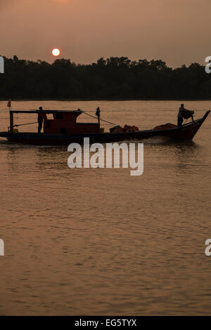 Bateaux traditionnels malais sur la rivière à Kuala Selangor, Malaisie. Banque D'Images