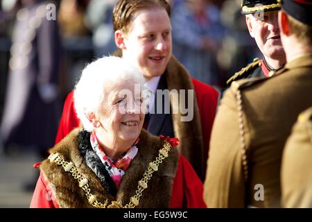 Crewe, Royaume-Uni. 17 Février, 2015. Le conseiller Pam Minshall, Maire de Crewe, inspecte les troupes d'une entreprise 2 régiment de mercie dans Memorial Square Crewe, Royaume-Uni, le jeudi 17 février 2015. Le Régiment Mercie a obtenu la liberté de la ville de Crewe par le maire. Crédit : Michael Buddle/Alamy Live News Banque D'Images