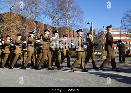 Crewe, Royaume-Uni. 17 Février, 2015. Les troupes de la Compagnie 2 Mercian Regiment marche dans Crewe, Royaume-Uni, le jeudi 17 février 2015. Le Régiment Mercie a obtenu la liberté de la ville de Crewe par conseiller Pam Minshall, Maire de Crewe. Crédit : Michael Buddle/Alamy Live News Banque D'Images