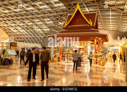 Scène qui se déroule dans l'aéroport de Suvarnabhumi, ou de l'Aéroport International de Bangkok, Bangkok, Thaïlande, Asie Banque D'Images