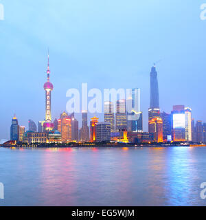 (Shanghai Pudong New Area) la nuit, Chine Banque D'Images