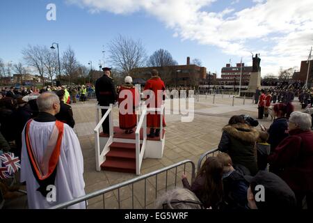 Crewe, Royaume-Uni. 17 Février, 2015. Le conseiller Pam Minshall, Maire de Crewe (podium, centre), l'adresse d'une compagnie de troupes 2 régiment de mercie dans Memorial Square Crewe, Royaume-Uni, le jeudi 17 février 2015. Le Régiment Mercie a obtenu la liberté de la ville de Crewe par le maire. Crédit : Michael Buddle/Alamy Live News Banque D'Images