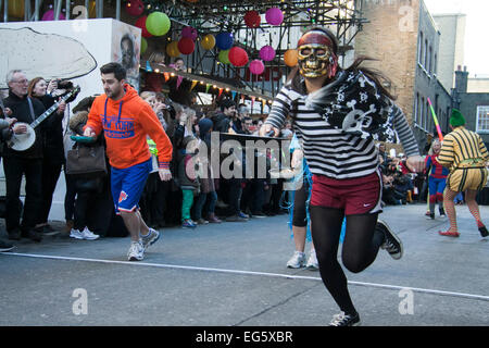 London,UK. 17 février 2015. Course d'équipes avec des poêles à frire dans une course de crêpes sur Mardi Gras à recueillir des fonds pour des organismes de bienfaisance et à Londres Air Ambulance Crédit : amer ghazzal/Alamy Live News Banque D'Images