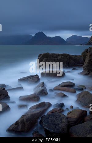 Vue vers la plage de Cuillin Elgol, Skye, Hébrides intérieures, Écosse, Royaume-Uni, octobre 2010 Banque D'Images