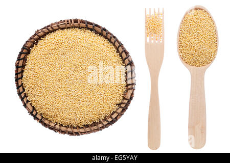 Millet dans une assiette, fourchette et cuillère, isolé sur fond blanc Banque D'Images