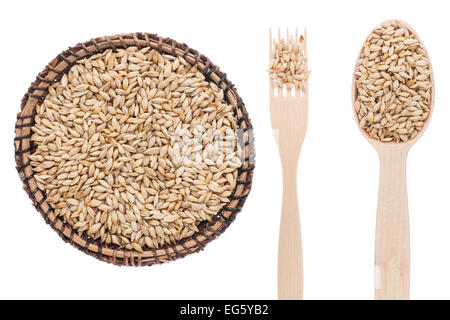 L'orge dans une assiette, fourchette et cuillère, isolé sur fond blanc Banque D'Images
