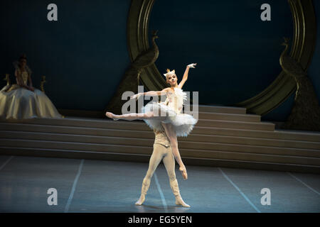 L'ensemble des danses lors d'une répétition de la presse pour le ballet 'Sleeping Beauty' au Berlin State Ballet dans le Deutscher Oper de Berlin, Allemagne, 12 février 2012. Le ballet 'Sleeping Beauty, ' avec la musique de Peter I. Tschaikowsky, a été organisée par Nacho Duato et célébré sa première le 13 février 2015. Photo : Felix Zahn/dpa Banque D'Images