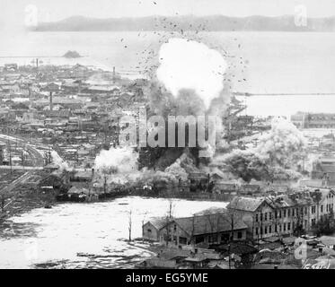 Guerre de Corée (1950-1953) Cinquième américain Air Force B-26 Invader attaque Aéronefs des Entrepôts et quais à Wonsan en Corée du Nord est Banque D'Images