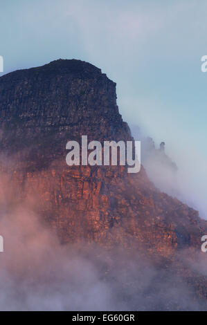 Les falaises accidentées du Stac Pollidh dans les nuages et brouillard et éclairées par la lumière du soir. Le Parc National de Cairngorms, en Écosse, en juillet. Banque D'Images