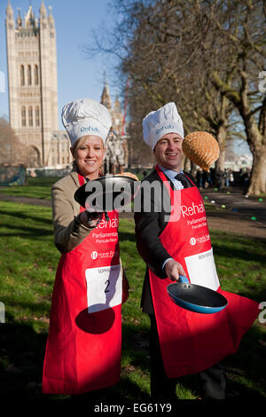 Sophie Ridge présentateur Sky News et Ben Wright,BBC, retourner une crêpe avant la course de crêpes parlementaire députés,2015. Banque D'Images