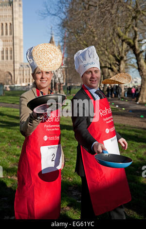 Sophie Ridge présentateur Sky News et Ben Wright,BBC, retourner une crêpe avant la course de crêpes parlementaire députés,2015. Banque D'Images