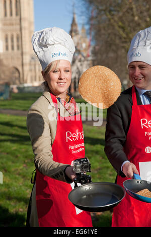 Sophie Ridge présentateur Sky News et Ben Wright,BBC, retourner une crêpe avant la course de crêpes parlementaire députés,2015. Banque D'Images