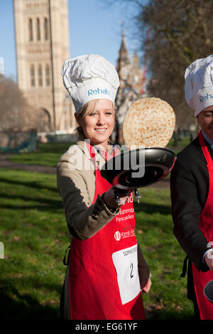 Sophie Ridge Sky news presenter, renverse une crêpe avant la course de crêpes parlementaire députés,2015. Banque D'Images