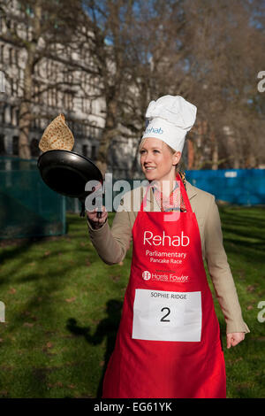 Sophie Ridge Sky news presenter, renverse une crêpe avant la course de crêpes parlementaire députés,2015. Banque D'Images