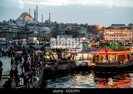 Eminonu Waterfront Mosquée Suleymaniye Istanbul Turquie // ISTANBUL, Turquie — le quartier animé du front de mer d'Eminonu à Istanbul est situé au pied du pont de Galata, avec la Mosquée Suleymaniye visible en arrière-plan. Eminonu est l'un des quartiers commerciaux les plus animés d'Istanbul, situé sur la voie navigable de la Corne d'Or dans la péninsule historique. La mosquée Suleymaniye, achevée en 1557, a été conçue par le célèbre architecte ottoman Mimar Sinan et est l'une des mosquées impériales les plus importantes de la ville. Le pont de Galata relie le quartier historique d'Eminonu au quartier de Galata Banque D'Images