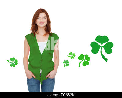 Smiling teenage girl in green gilet avec shamrock Banque D'Images