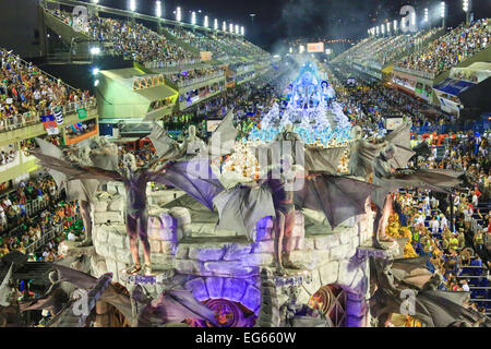 Rio de Janeiro, Brésil. Feb 17, 2015. Revelers participer au défilé de samba carnaval au Sambadrome de Rio de Janeiro, Brésil, le 17 février 2015. Credit : Zhang Qiang/Xinhua/Alamy Live News Banque D'Images