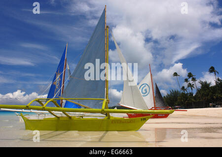 Aux Philippines. L'île de Boracay aux Philippines. Voiliers sur la plage de Boracay, Philippines ; Visayas. Bankas sur sable blanc. Bea blanc Banque D'Images