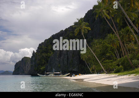 Bangka bateau sur une plage. Cudugman Island. Bacuit archipelago. Palawan. El Nido. Aux Philippines. El Nido (officiellement la municipalité Banque D'Images