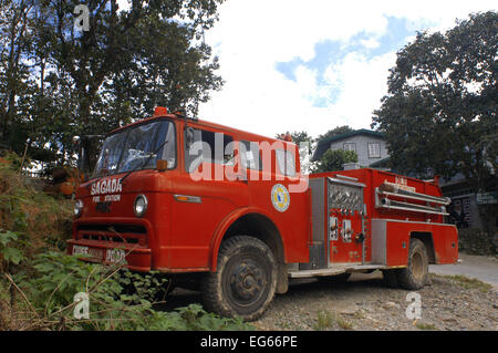 Vieux camion de pompiers à Sagada. L'île de Luzon aux Philippines les montagnes Cordillera Mountain Province Banga une Maisons de Village Banque D'Images