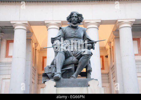 En dehors de la statue Velazquez Musée du Prado à Madrid en Espagne. Banque D'Images