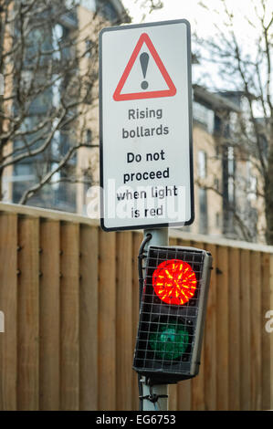 Panneau d'avertissement et la lumière à un ensemble de l'augmentation des bornes, pour empêcher l'accès des véhicules. Banque D'Images