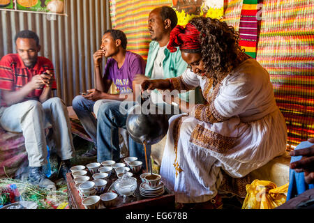 Une femme en costume traditionnel Pouring Coffee lors d'une cérémonie du café', 'Lalibela, Éthiopie Banque D'Images