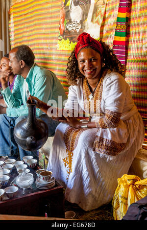 Une femme en costume traditionnel Pouring Coffee lors d'une cérémonie du café', 'Lalibela, Éthiopie Banque D'Images